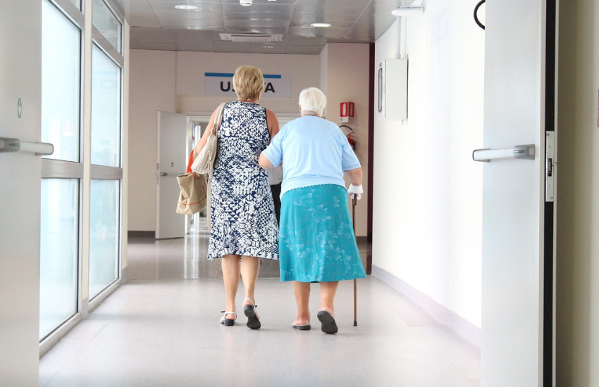 Resonancia magnética abierta para personas mayores