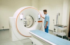 T&eacute;cnico preparando un equipo de resonancia magn&eacute;tica abierta en una cl&iacute;nica moderna y accesible de DMI Salud.