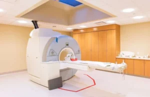 Equipo de resonancia magn&eacute;tica abierta en cl&iacute;nica DMI Salud Madrid, preparado para realizar exploraciones seguras a pacientes con piercings o tatuajes.